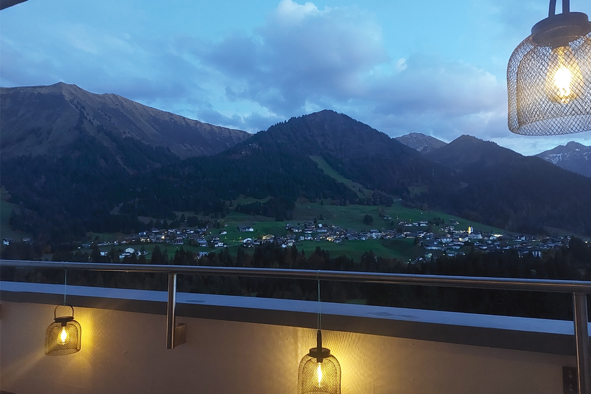 Blick vom Balkon in der Dämmerung