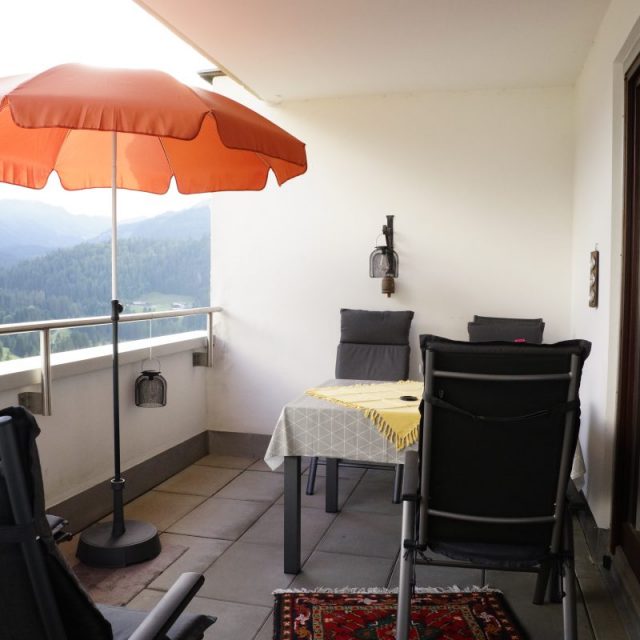 Balkon mit Sitzgruppe