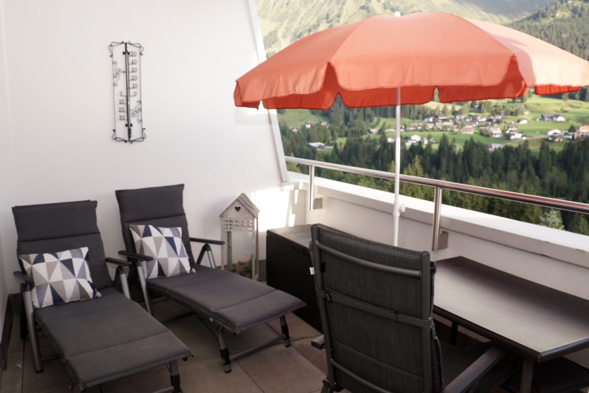 Balkon mit Liegen und Sonnenschirm