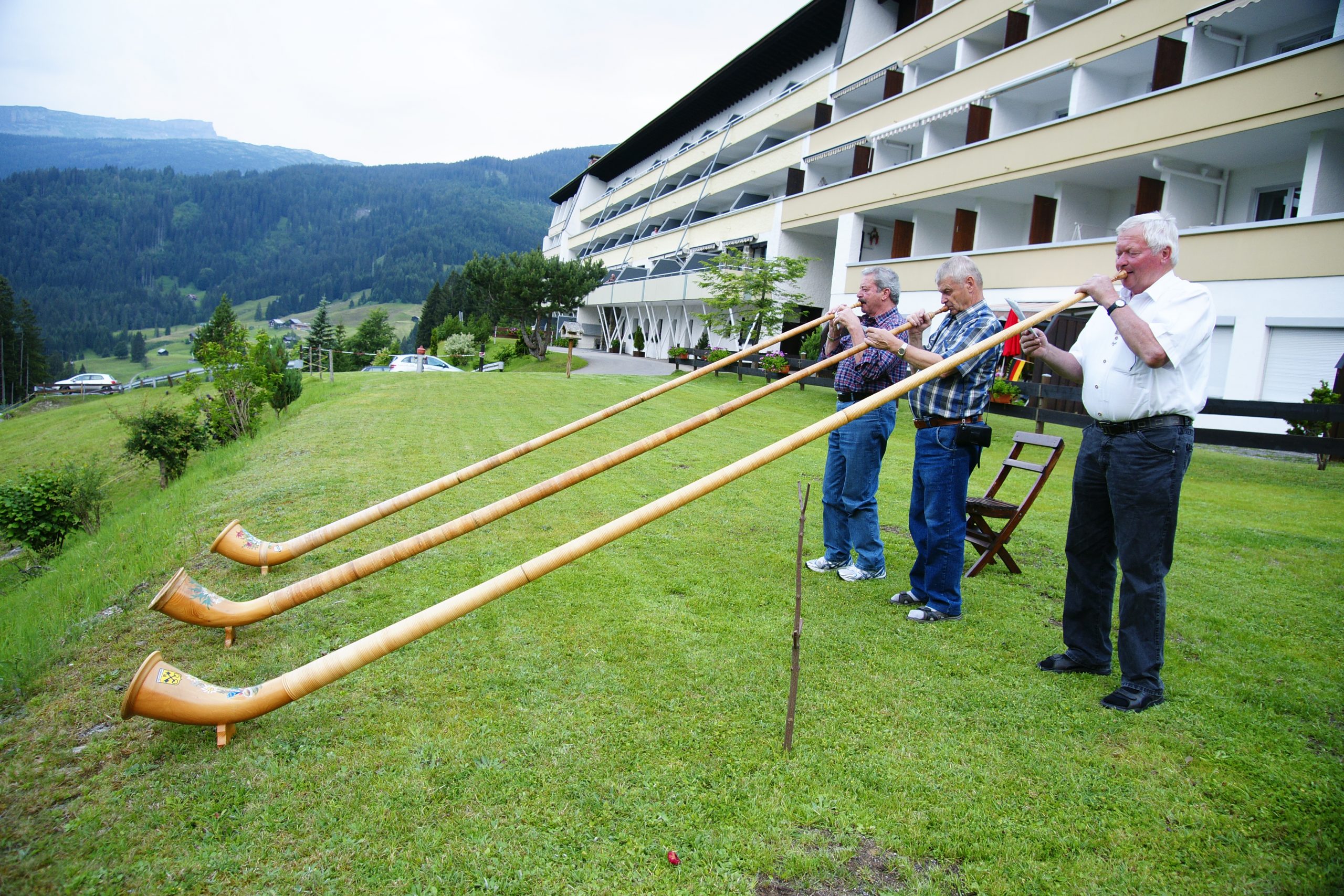 Alphornbläser im Kleinwalsertal