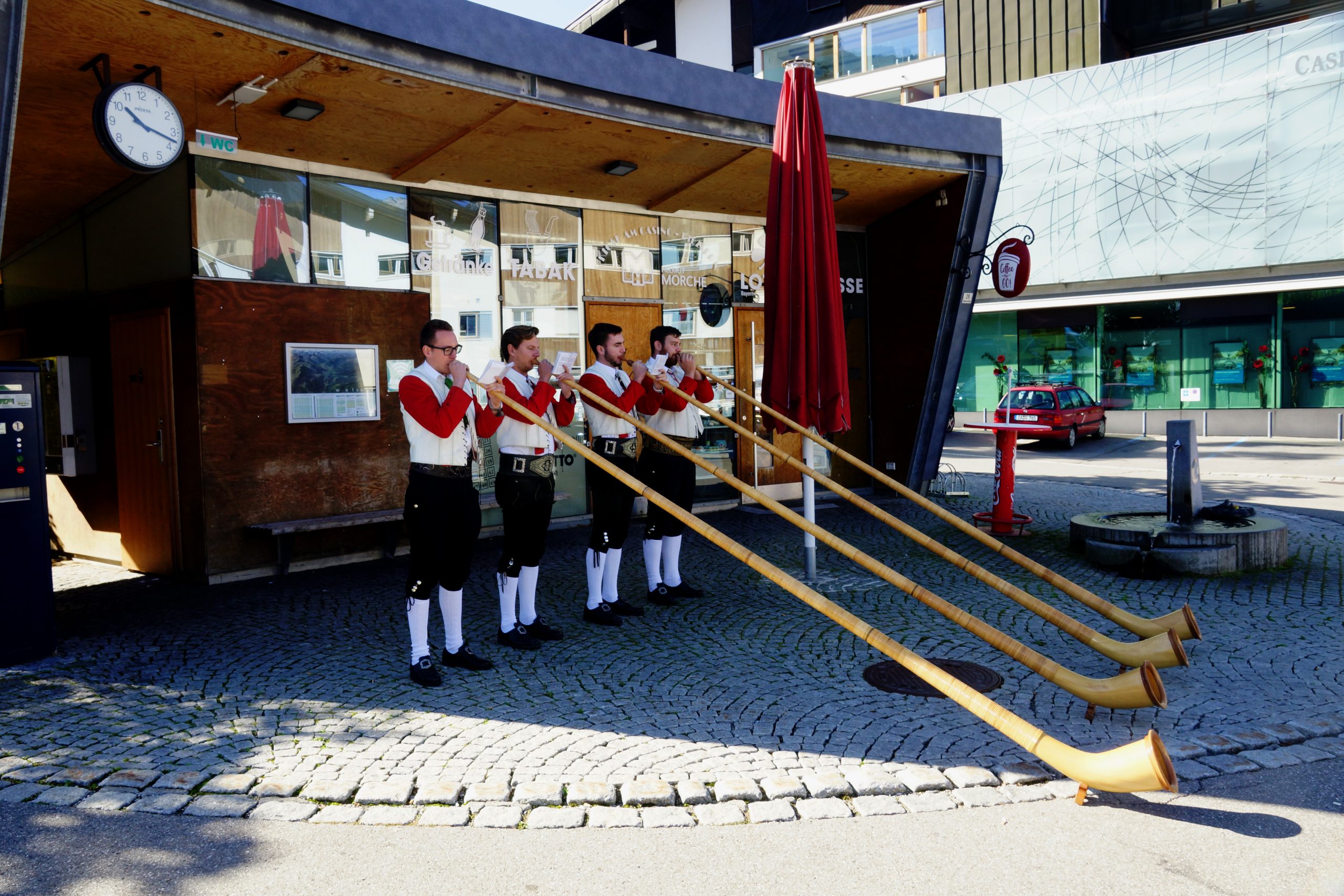 Alphornbläser im Kleinwalsertal